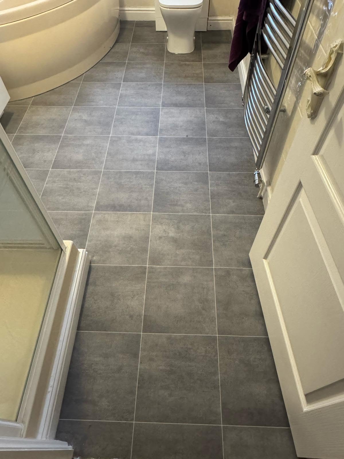 Grey tile-effect vinyl laid in a bathroom